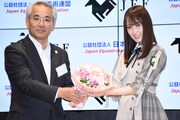 和田雅雄日本馬術連盟理事長と菅井友香（欅坂46）。