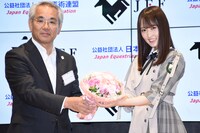 和田雅雄日本馬術連盟理事長と菅井友香（欅坂46）。