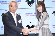 和田雅雄日本馬術連盟理事長と菅井友香（欅坂46）。