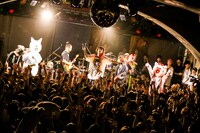 アルカラのライブの様子。（撮影：新倉映見）