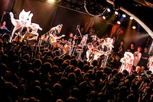 アルカラのライブの様子。（撮影：新倉映見）