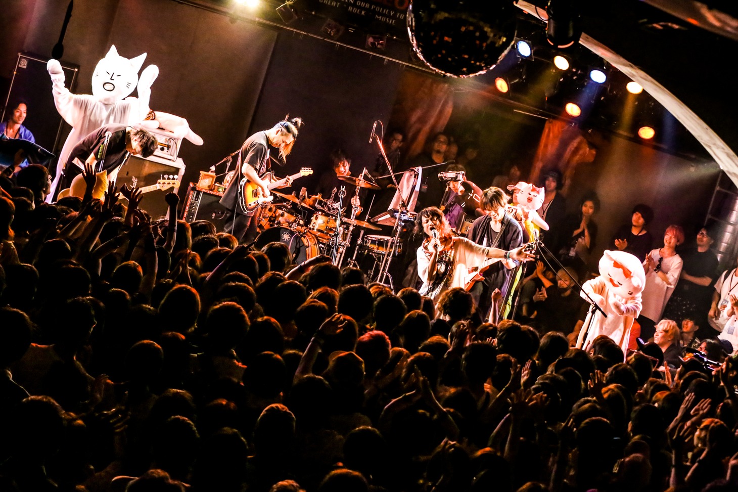 アルカラのライブの様子。（撮影：新倉映見）