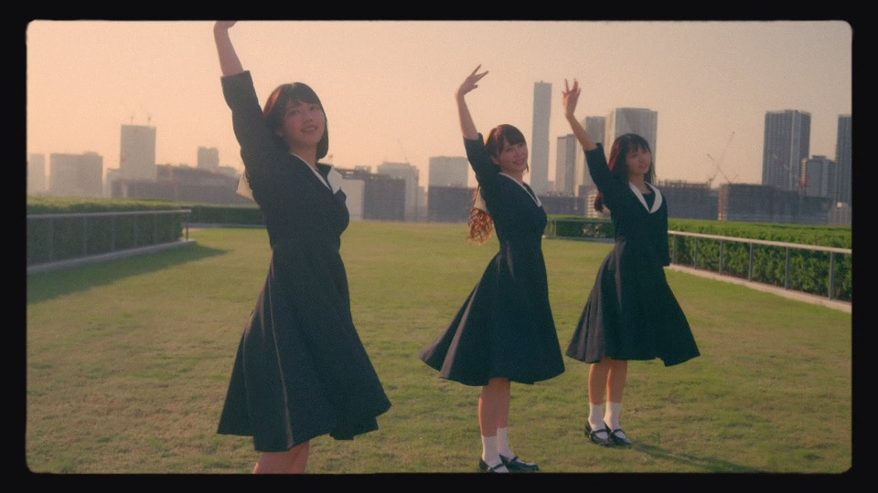 日向坂46「やさしさが邪魔をする」ミュージックビデオより。