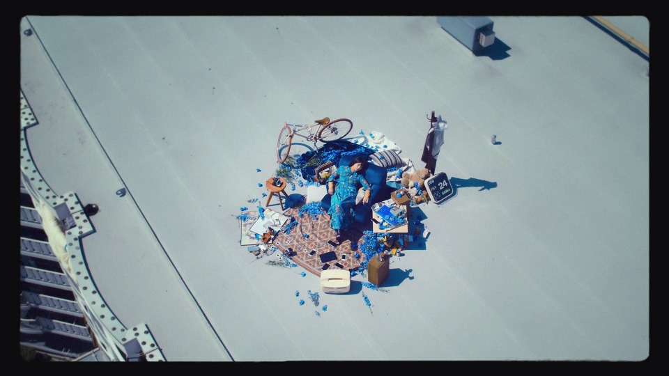 日向坂46「やさしさが邪魔をする」ミュージックビデオより。