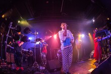 「Lucky Kilimanjaro Presents “君が踊り出すのを待ってる”」のLucky Kilimanjaroのライブの様子。（写真提供：ドリーミュージック）