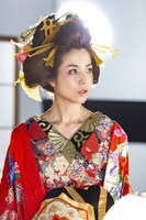 「LOVE 2020」で七変化するhitomi。