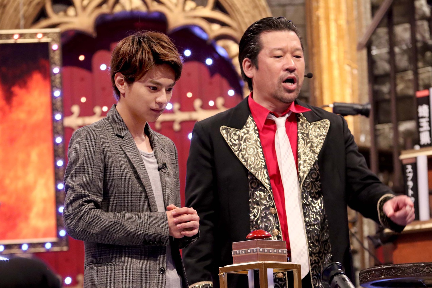 左から佐藤勝利(Sexy Zone）、MCの佐藤二朗。 (c)フジテレビ