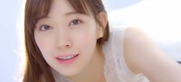 渡辺美優紀「Cheek-tic-Cheek」ミュージックビデオのワンシーン。