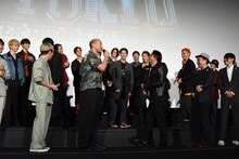 松井利樹（BALLISTIK BOYZ from EXILE TRIBE）にタメ口で語りかけられた関口メンディー（GENERATIONS from EXILE TRIBE / 手前中央左）と、爆笑する登壇者。