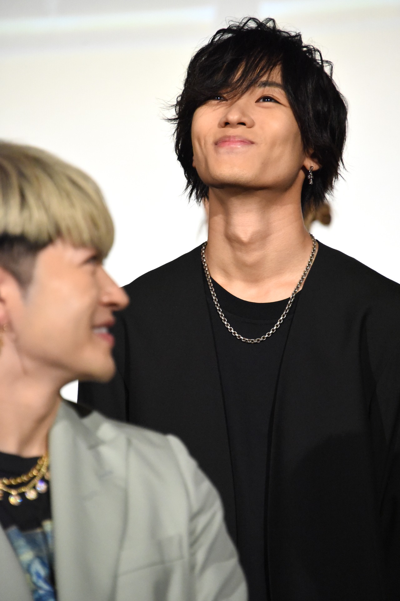 川村壱馬（THE RAMPAGE from EXILE TRIBE）。手前は佐野玲於（GENERATIONS from EXILE TRIBE）。