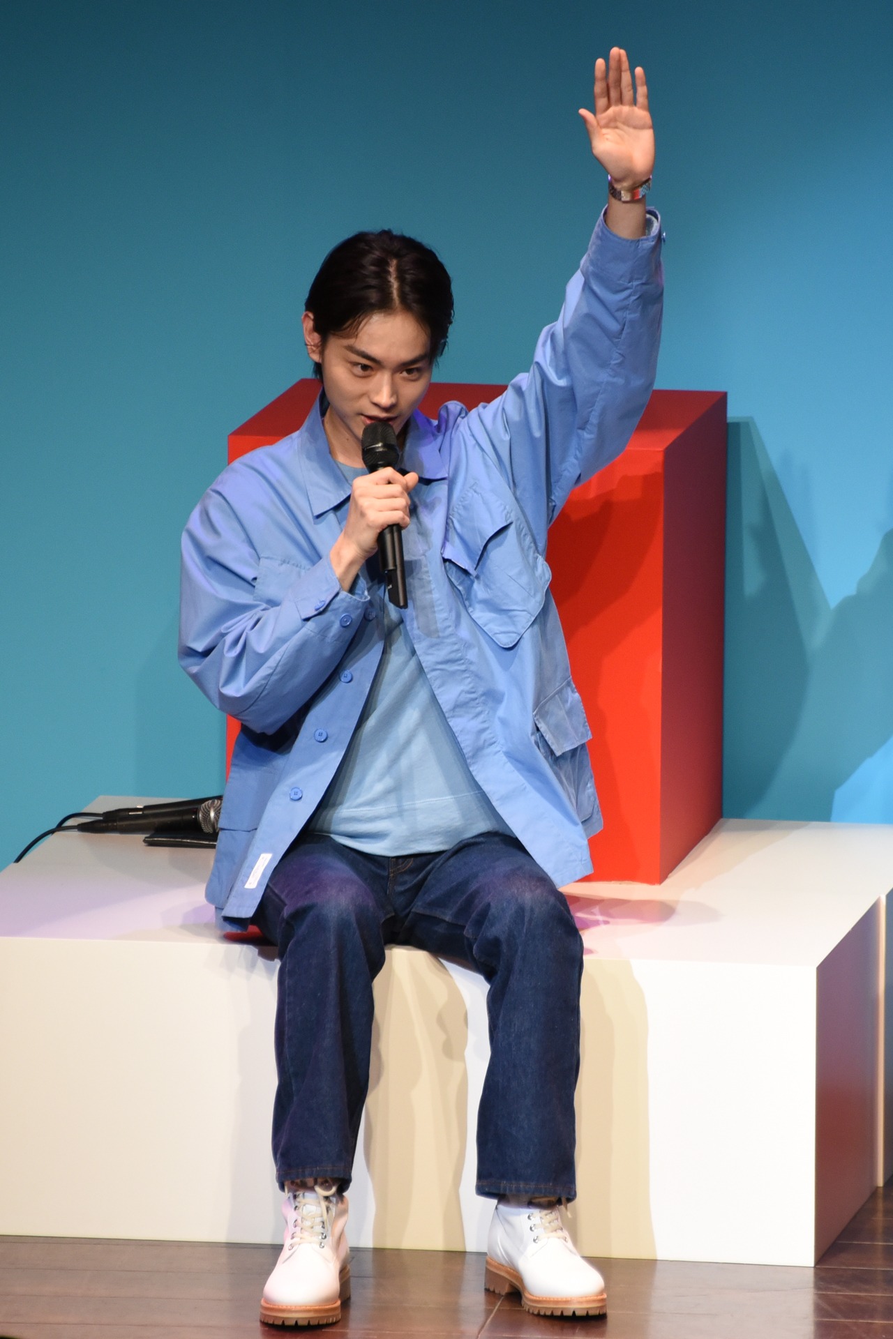 挙手をした観客とコミュニケーションを取る菅田将暉。