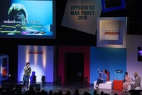 「まちがいさがし」のカラオケのデモンストレーションの様子。