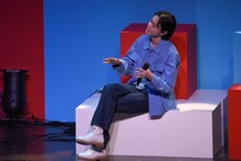 「まちがいさがし」を口ずさむ菅田将暉。