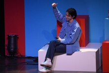 「まちがいさがし」を歌う男性を盛り上げる菅田将暉。