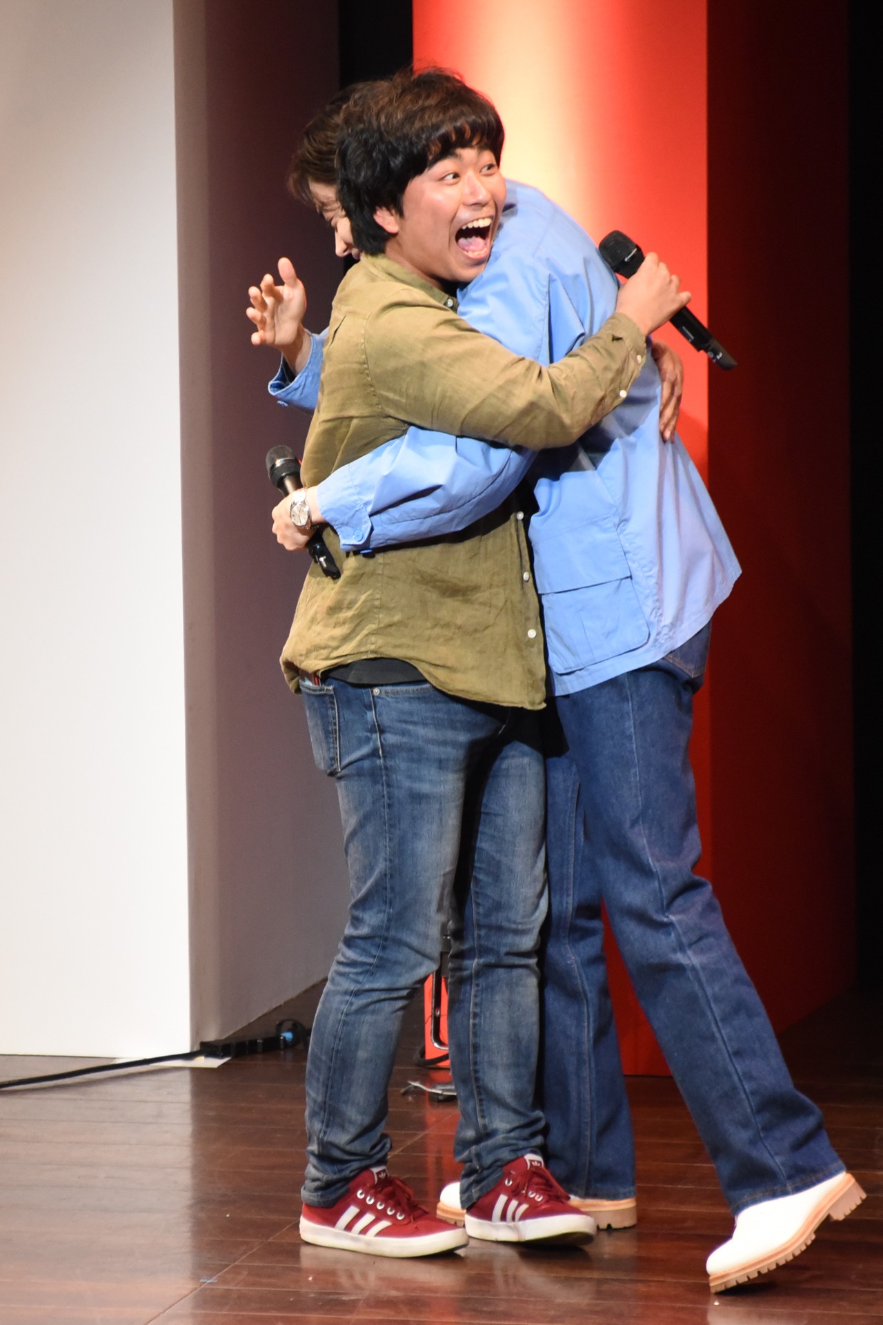 「まちがいさがし」を歌った男性（左）をハグする菅田将暉。