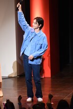 観客を盛り上げる菅田将暉。