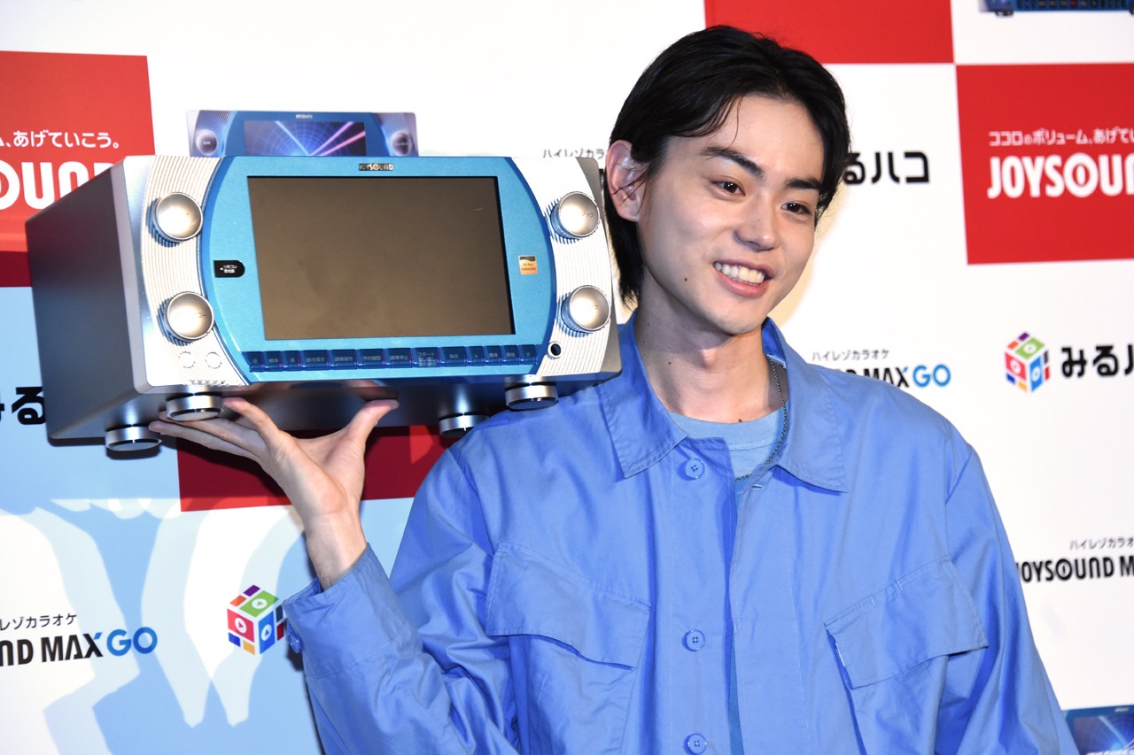 「JOYSOUND MAX GO」を手にする菅田将暉。