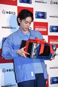 プレゼントされた「JOYSOUND MAX GO」を見つめる菅田将暉。