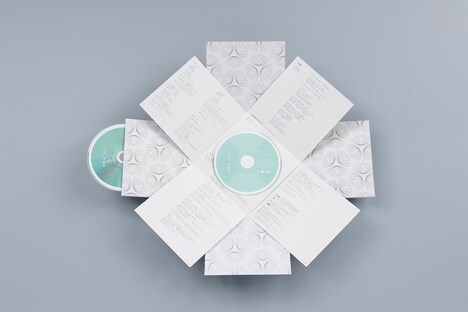 LiSA「紅蓮華」初回限定盤の展開見本画像。