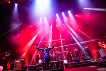 スガシカオ「SUGA SHIKAO TOUR 2019～労働なんかしないで 光合成だけで生きたい～」東京・NHKホール公演の様子。（撮影：岸田哲平）