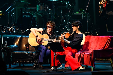 スガシカオ「SUGA SHIKAO TOUR 2019～労働なんかしないで 光合成だけで生きたい～」東京・NHKホール公演の様子。（撮影：岸田哲平）