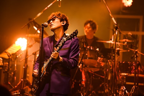 スガシカオ「SUGA SHIKAO TOUR 2019～労働なんかしないで 光合成だけで生きたい～」東京・NHKホール公演の様子。（撮影：岸田哲平）