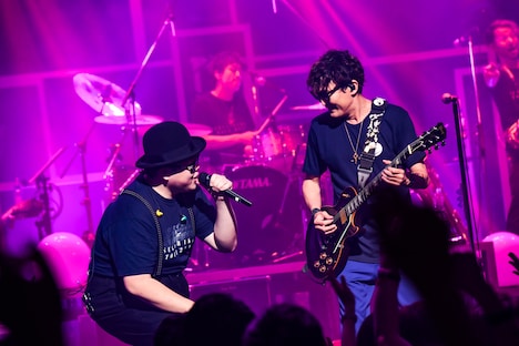 スガシカオ「SUGA SHIKAO TOUR 2019～労働なんかしないで 光合成だけで生きたい～」東京・NHKホール公演の様子。（撮影：岸田哲平）