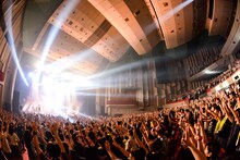 スガシカオ「SUGA SHIKAO TOUR 2019～労働なんかしないで 光合成だけで生きたい～」東京・NHKホール公演の様子。（撮影：岸田哲平）