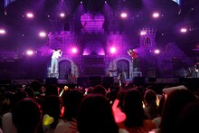 佐香智久（左）と天月-あまつき-（右）。（撮影：加藤千絵［CAPS］/ 小松陽祐［ODD JOB］ / 新澤和久 / 堀卓朗［ELENORE］）