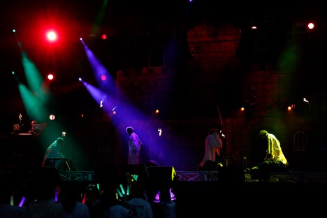 殺陣を披露する浦島坂田船。（撮影：加藤千絵［CAPS］/ 小松陽祐［ODD JOB］ / 新澤和久 / 堀卓朗［ELENORE］）