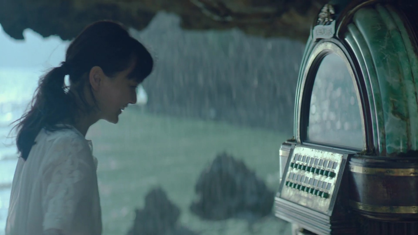 「淡麗グリーンラベル」CM「GREEN JUKEBOX 夏篇」のワンシーン。