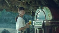「淡麗グリーンラベル」CM「GREEN JUKEBOX 夏篇」のワンシーン。