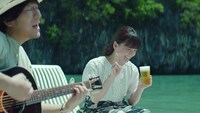 「淡麗グリーンラベル」CM「GREEN JUKEBOX 夏篇」のワンシーン。