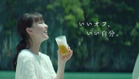 「淡麗グリーンラベル」CM「GREEN JUKEBOX 夏篇」のワンシーン。