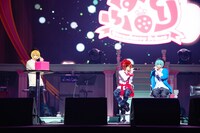 人気画像10位は「すとぷり、“大人組”＆“信号機組”それぞれの魅力あふれたNHKホール2DAYS」より、「信号機組のぶりぶりぶりっ子ラジオ」の様子。（写真提供：すとぷり）