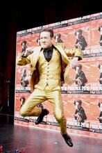 報道陣の前でジャンプを決める田原俊彦。