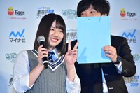 「JOYFUL LOVE」のミュージックビデオで着用している衣装と同じ色のバインダーの横でピースする渡邉美穂（日向坂46）。