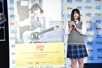 「未確認フェスティバル」とタワーレコードのコラボポスターをお披露目する渡邉美穂（日向坂46）。