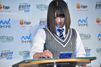 黒板にメッセージを書く渡邉美穂（日向坂46）。
