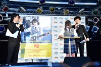 左からあしざわ教頭、渡邉美穂（日向坂46）、とーやま校長。