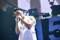 ブルースハープを吹くKREVA。