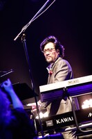 サポートピアニストの三柴理。（撮影：コザイリサ）