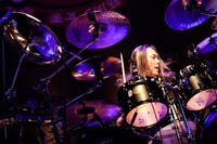 サポートドラマーの長谷川浩二。（撮影：コザイリサ）