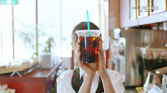 動画「アイスコーヒー篇」のワンシーン。