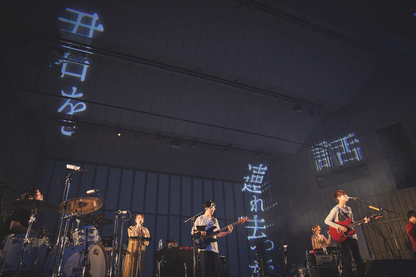 昨日6月30日に東京・日比谷野外大音楽堂で行われた「indigo la End 追加単独公演『abuku』」の様子。（撮影：井手康朗）