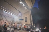 昨日6月30日に東京・日比谷野外大音楽堂で行われた「indigo la End 追加単独公演『abuku』」の様子。（撮影：井手康朗）