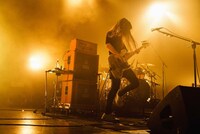 東京・チームスマイル・豊洲PIT公演より345（Vo, B）。（撮影：河本悠貴）