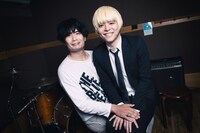 左から塔山忠臣、「夏の魔物2019」プロデューサーの成田大致。