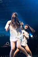 曲中にじゃれる山口はのん（前）と山下彩耶（後）。