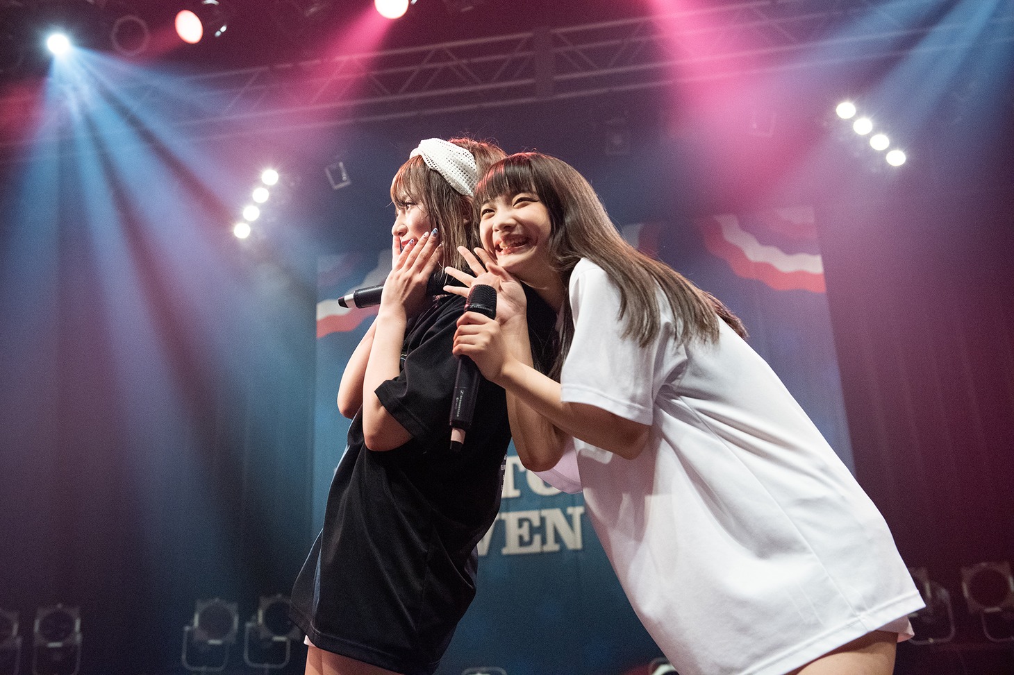曲中にじゃれる水無瀬ゆき（左）と山下彩耶（右）。